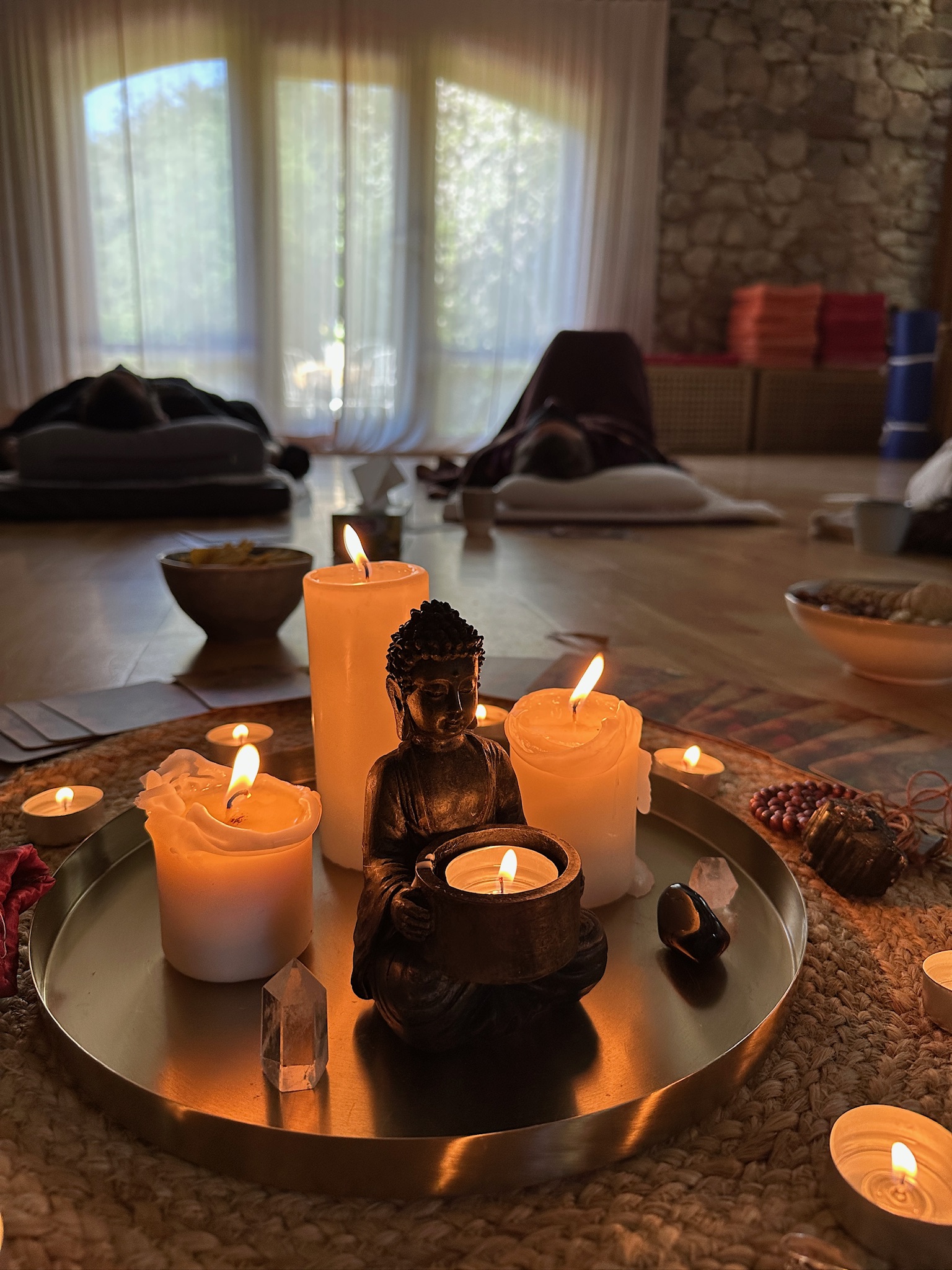 Пространство, подготовленное для сессии Transformation Breathwork